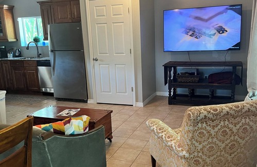 Indian Beach Sapphire Shores Cabaña | Casa de 1 dormitorio, 1 BA llena de luz con cocina cerca del Museo Ringling y las playas