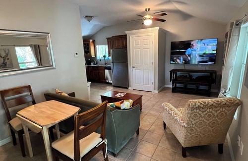 Indian Beach Sapphire Shores Cabaña | Casa de 1 dormitorio, 1 BA llena de luz con cocina cerca del Museo Ringling y las playas