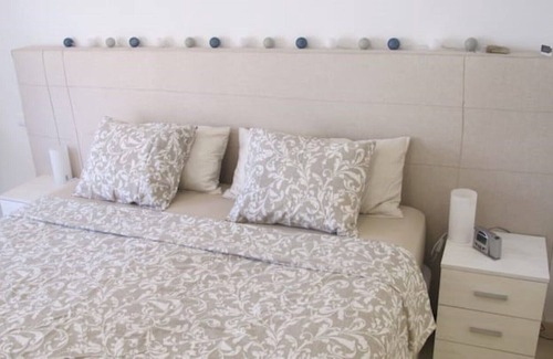 Badalona Apartamento | Light-flooded apartment with private terrace