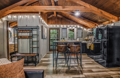 Townsend Cabina | Light'n Bug Bungalow