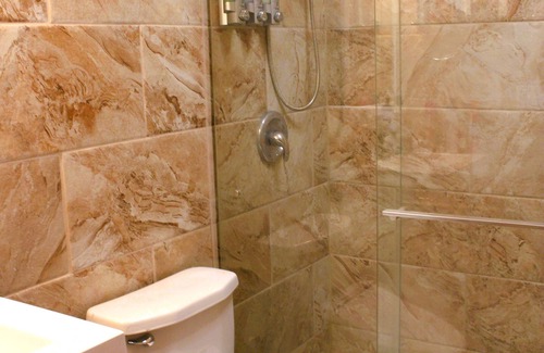 Cascade Valley Casa | SPACE 21 - Light House on the Lake with Outdoor Shower