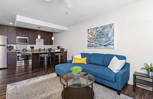 Overland Park Apartamento | Light Room-Sleek stylish space w/ private workspace WiFi Parking easy access