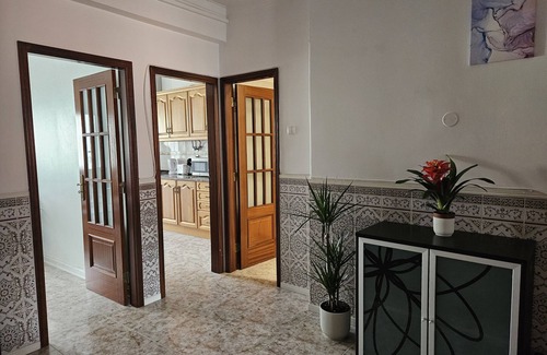 Cova da Piedade Apartamento | Light Spacious Almada Apartment