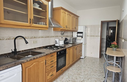 Cova da Piedade Apartamento | Light Spacious Almada Apartment