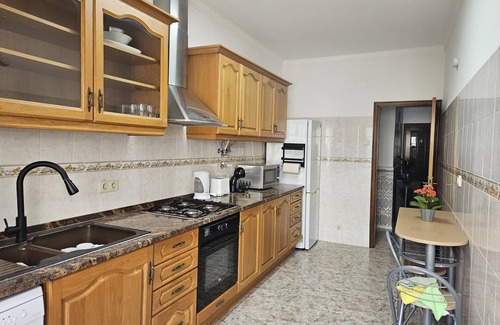 Cova da Piedade Apartamento | Light Spacious Almada Apartment