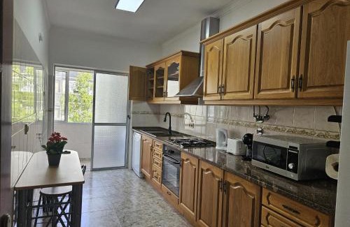 Cova da Piedade Apartamento | Light Spacious Almada Apartment