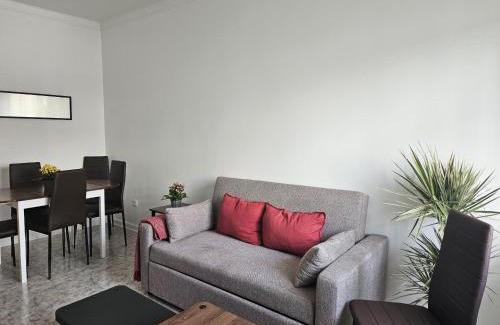 Cova da Piedade Apartamento | Light Spacious Almada Apartment