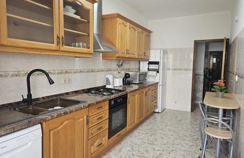 Cova da Piedade Apartamento | Light Spacious Almada Apartment
