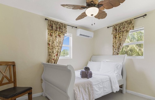 Pahokee Casa | Light Up Front & Back | Queen Beds | Lake | Pet Ok