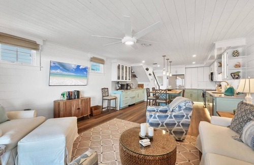 Boca Grande Condominio | Lighthouse 17 - Salty Bungalow, a spacious 3-bedroom retreat in Boca Grande.