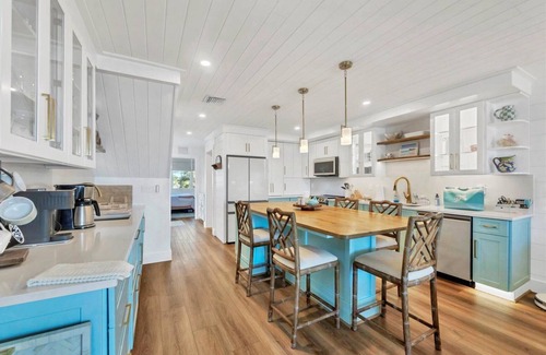 Boca Grande Condominio | Lighthouse 17 - Salty Bungalow, a spacious 3-bedroom retreat in Boca Grande.