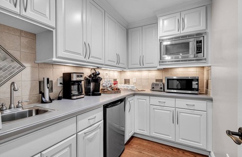 Saukville Casa | Lighthouse | 9BR Resort · Pool · Arcade · Hot Tub