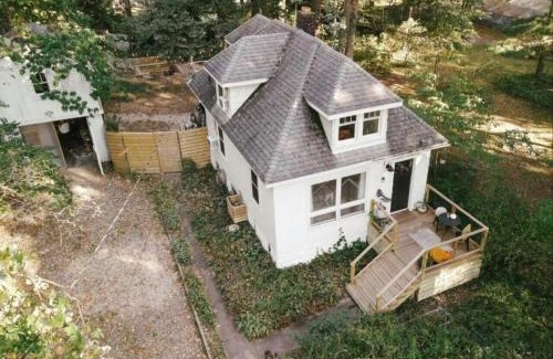 New Buffalo Casa | Lighthouse Cottage - Family Friendly Kids and Pets
