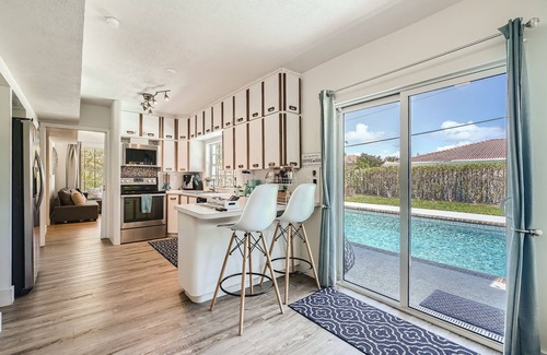 Lighthouse Point Casa | Lighthouse Point Beach Home: 10 min to beach 🏖️, sleeps 10, pool 🏊‍♀️, golf, pickle🎾