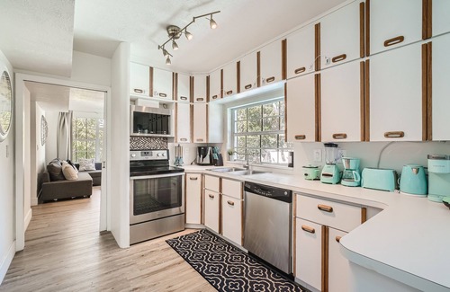 Lighthouse Point Casa | Lighthouse Point Beach Home: 10 min to beach 🏖️, sleeps 10, pool 🏊‍♀️, golf, pickle🎾