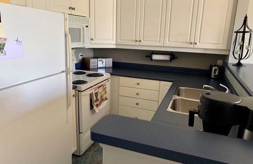 Collingwood Condominio | Lighthouse Point Collingwood Fully Furnished 2 Bed, 2 Bath with Water Views!