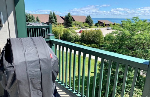 Collingwood Condominio | Lighthouse Point Collingwood Fully Furnished 2 Bed, 2 Bath with Water Views!