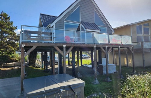 Moclips Casa | Lighthouse - Right on the beach ( New Hot Tub )