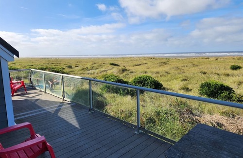 Moclips Casa | Lighthouse - Right on the beach ( New Hot Tub )