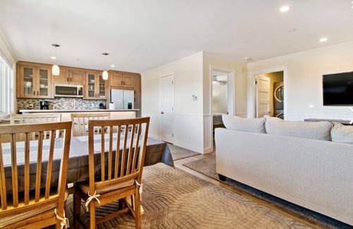 Pine Point Condominio | Lighthouse Suites at Pine Point - only steps from beautiful Pine Point Beach!