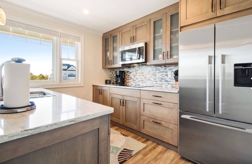 Pine Point Condominio | Lighthouse Suites at Pine Point - only steps from beautiful Pine Point Beach!
