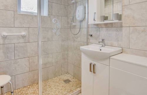 Mumbles Chalet De Esquí | Este encantador chalet costero cumple todos los requisitos ... los interiores son bonitos con un toque náutico con un