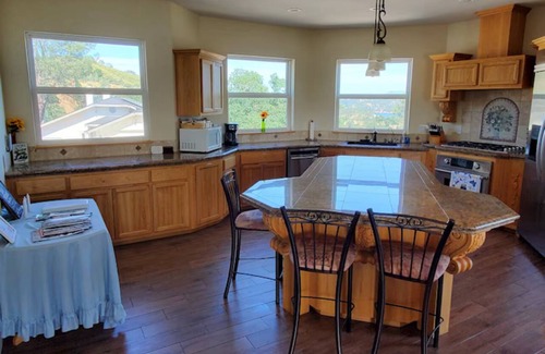 Oak Shores Casa | Lighthouse Views + Dock