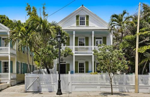 Downtown Casa | Lighthouse Villa by AvantStay Walk to Southernmost Point w Private Pool Patio Month Long Stays