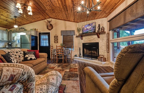 Deerfoot Park Estates Cabina | Lightning Bug Lodge - Cozy Mountain Cabin, Peaceful/Quiet Area, Hot tub!