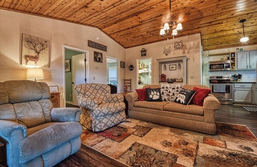 Deerfoot Park Estates Cabina | Lightning Bug Lodge - Cozy Mountain Cabin, Peaceful/Quiet Area, Hot tub!