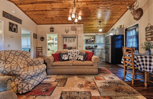 Deerfoot Park Estates Cabina | Lightning Bug Lodge - Cozy Mountain Cabin, Peaceful/Quiet Area, Hot tub!