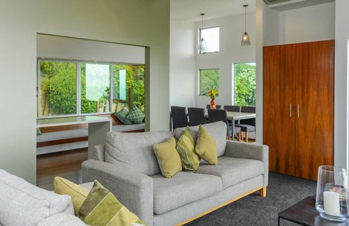 Waimarama Cabaña | Lightning Ridge Retreat - Waimarama Holiday Home