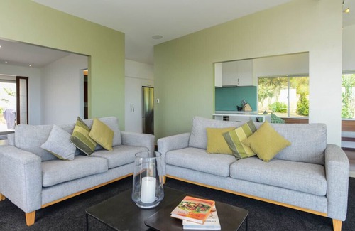 Waimarama Cabaña | Lightning Ridge Retreat - Waimarama Holiday Home