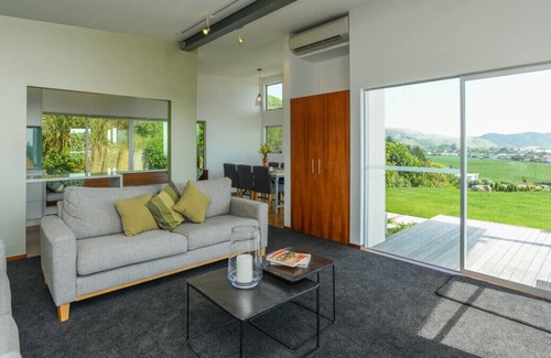 Waimarama Cabaña | Lightning Ridge Retreat - Waimarama Holiday Home