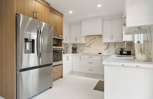 Aurora Casa | Like-New Home, 4+1 BR, 2.5 Bath, Parking & WIFI