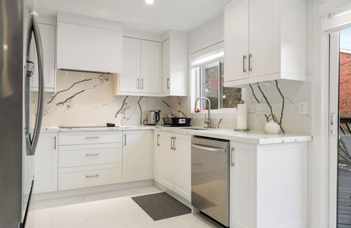 Aurora Casa | Like-New Home, 4+1 BR, 2.5 Bath, Parking & WIFI