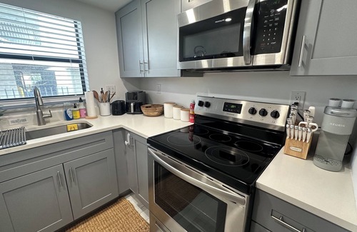 Deerfield Beach Apartamento | Like New - Studio Apartment with Separate Kitchen, Wifi & DirectTV