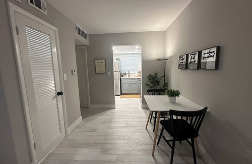 Deerfield Beach Apartamento | Like New - Studio Apartment with Separate Kitchen, Wifi & DirectTV