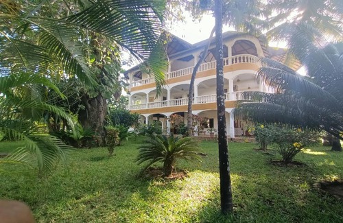 Galu Beach Villa | Likizo House