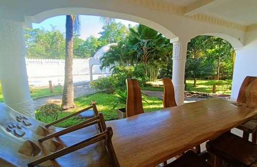 Galu Beach Villa | Likizo House