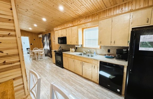 Caddo Gap Cabina | Lil Caddo Riverfront Cabin