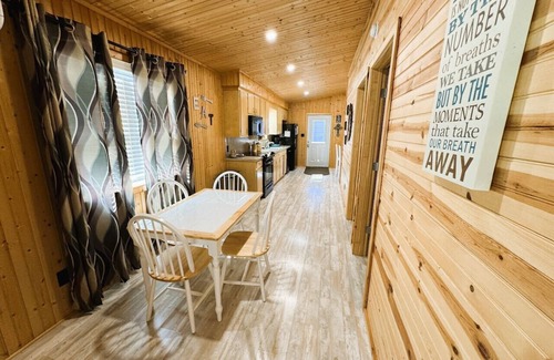 Caddo Gap Cabina | Lil Caddo Riverfront Cabin