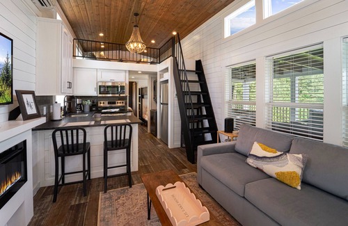 Sevierville Cabaña | Lil Lake House! Modern Tiny Home!