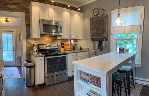Cape Charles Casa | Lil' Ms. Clementine 2-bedroom home in Historic District with Golfcart option