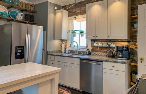 Cape Charles Casa | Lil' Ms. Clementine 2-bedroom home in Historic District with Golfcart option