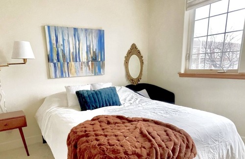 Central District Casa | Lil Paris Hygge Maison-King bed-Hi-speed WIFI 8 minutes to DT