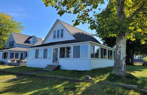 Beulah Casa | Lil's On The Lake Vintage Cottage On Crystal Lake