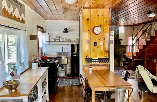 Wrightwood Cabaña | Lilac Cottage| Fireplace, Pet/Kid Friendly