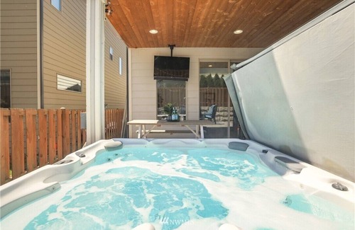 Maple Valley Casa | Lilac villa with hot tub