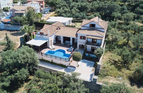 Akrotiri Villa | Villa de lujo lilas, es una casa de piedra con su propia piscina privada.